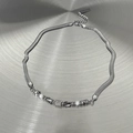 Collier chaîne serpent argenté minimaliste avec perles et billes sur fond métallique - Collier de Perles (L639-A) / Argenté