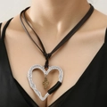Collana boho con cuore martellato e croce di bronzo su cordoncino in pelle - caffè