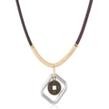 Collana vintage con ciondolo a moneta intrecciata Zhengde Tongbao su sfondo bianco neutro - Marrone