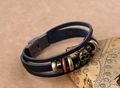Dettaglio del teschio in bronzo vintage e perline sul bracciale in pelle multistrato - Nero