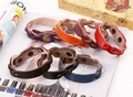 Gros plan de bracelets en cuir tressé multicolores avec fermoir en métal vintage - Couleurs Mélangées Aléatoires
