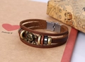 Dettaglio del bracciale in pelle marrone multistrato con teschio e chiusura magnetica - Marrone Scuro