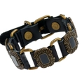 Herren Punk Lederarmband mit antiken Bronze Metallplatten auf weißem Hintergrund - Schwarz