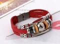 Detalle macro de pulsera de cuero rojo multicapa con cuentas y cierre de metal plateado - Rojo