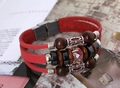 Dettaglio macro del bracciale in pelle rossa multistrato con perline vintage e chiusura - Rosso