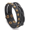 Pulsera de cuero trenzado multicapa para hombre con remaches de bronce sobre fondo blanco - Negro