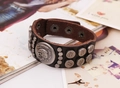 Bracciale punk in vera pelle marrone scuro con rilievo di guerriero d'argento e borchie - Marrone Scuro