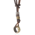 Vintage aansteker-vormige hanger aan bruin leren koord met gegraveerde kralen - Rond accessoire