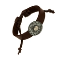 Vintage braunes geflochtenes Lederarmband mit graviertem Metallanhänger und Kordelzug - Braun