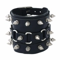 Punk Mehrlagen-Lederarmband in Schwarz mit drei Reihen silberner Metall-Nietenbesatz - Drei Reihen Spike Schwarz Stil (P01868)
