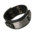 Punk-Armband aus schwarzem Leder mit Hammerschlag-Metallplatte und Druckknopf - Schwarz