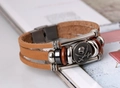 Dettaglio del bracciale multistrato in pelle con teschio pirata e chiusura magnetica - Cuoio