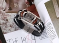 Dettaglio di bracciale multistrato in pelle con teschio pirata e chiusura magnetica - Nero