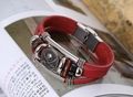 Dettaglio del bracciale in pelle rossa intrecciata con teschio pirata e perline in legno - Rosso