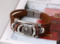 Dettaglio del bracciale multistrato in pelle marrone con perline e teschio - Marrone Scuro
