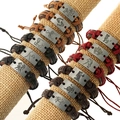 12er-Set Sternzeichen-Lederarmbänder mit Vintage-Metallsymbolen auf Displayständern - Komplettes Zwölf Tierkreis Set