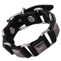 Punk-Echtlederarmband mit quadratischen Metallnieten und Ringen auf weißem Hintergrund - Schwarze Pyramide (LB042)