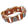 Punk-Lederarmband in Dunkelbraun mit silbernen Malteserkreuz-Metallverzierungen auf Weiß - Braun