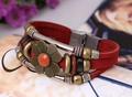 Detalle de pulsera de cuero rojo multicapa con girasol de bronce y cierre magnético de metal - Rojo