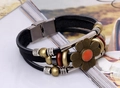Detalle de pulsera de cuero multicapa vintage con girasol de bronce y cuentas de madera - Negro