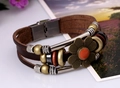 Detalle de pulsera de cuero multicapa bohemia con dije de girasol y cuentas de metal - Marrón Oscuro