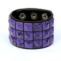 Detailansicht eines Punk-Lederarmbands mit drei Reihen violetter Pyramidennieten - Lila