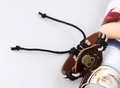 Détail du bracelet en cuir tressé avec crâne en bronze et cordon de serrage réglable - Crâne