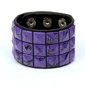 Pulsera punk ancha de cuero negro con tres filas de remaches piramidales morados y broches - Púrpura