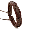 Handgefertigtes gewebtes dunkelbraunes Lederarmband mit Baumwollseildetails auf Weiß - Braun