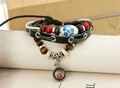 Details eines mehrlagigen Punk-Lederarmbands mit Keramikperlen und Holzfaserakzenten - Schwarz