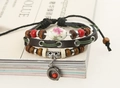 Mehrlagiges Lederarmband mit Keramikperle und Metallanhänger im Ethno-Stil - Braun