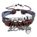 Mehrlagiges Lederarmband im Boho-Stil mit Love- und Herzanhängern auf weißem Hintergrund - Dunkler Kaffee (B01306)