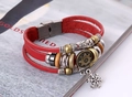 Primer plano de pulsera de cuero multicapa roja con dije de copo y cierre magnético - Rojo