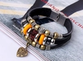 Dettaglio del bracciale in pelle multistrato con perline di bronzo, cuore e chiusura magnetica - Nero