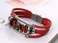 Detail eines roten mehrlagigen Punk-Lederarmbands mit Bronze-Totenkopf und Metallverschluss - Rot