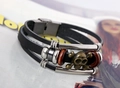 Nahaufnahme eines mehrlagigen Lederarmbands mit Bronze-Totenkopf und Perlenmix - Schwarz