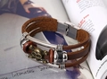 Detail eines mehrlagigen Lederarmbands im Vintage-Punk-Stil mit Totenkopf-Elementen - Dunkelbraun