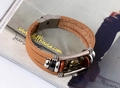 Detailansicht eines mehrlagigen Lederarmbands mit Bronze-Totenkopf und Stahlverschluss - Hellbraun