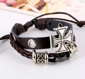 Gelaagde bruine lederen armband met een zilveren kruishanger en kralenaccenten - Bruin
