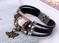 Details eines Vintage-Lederarmbands mit Bronze-Schmetterling und Keramikperle - Schwarz