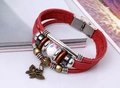 Detail eines roten mehrlagigen Lederarmbands mit Keramikperlen und Bronze-Schmetterlingsanhänger - Rot