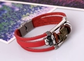 Detail eines roten Lederarmbands mit Bronze-Kreuzanhänger und Magnetverschluss für Damen - Rot