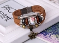 Detail eines mehrlagigen Lederarmbands mit Keramikperlen und Schmetterlingsanhänger - Hellbraun
