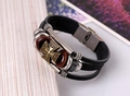 Details eines mehrlagigen Lederarmbands mit Bronze-Kreuz, Holzperlen und Metallverschluss - Schwarz