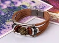 Detaillierte Makroansicht von mehrlagigem Lederarmband mit einem bronzenen Malteserkreuz - Hellbraun