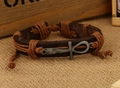 Makroaufnahme von handgefertigtem Lederarmband mit Ankh-Kreuz und gewebtem Hanfseil-Detail - Hellbraunes Seil