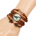 Detailansicht eines braunen Lederarmbands mit Eisvogel-Anhänger und Schmetterlingen - Vogel-Stil (B-Stil)