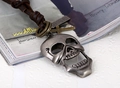 Dettaglio del ciondolo a teschio vintage e croce su collana in pelle marrone scuro - Teschio Grande