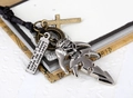 Detailopname van punk leren ketting met schedel, kruis en gegraveerde hanger - Zilver