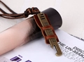 Dettaglio della collana in pelle retrò stile industriale con ciondolo in ottone - Bronzo